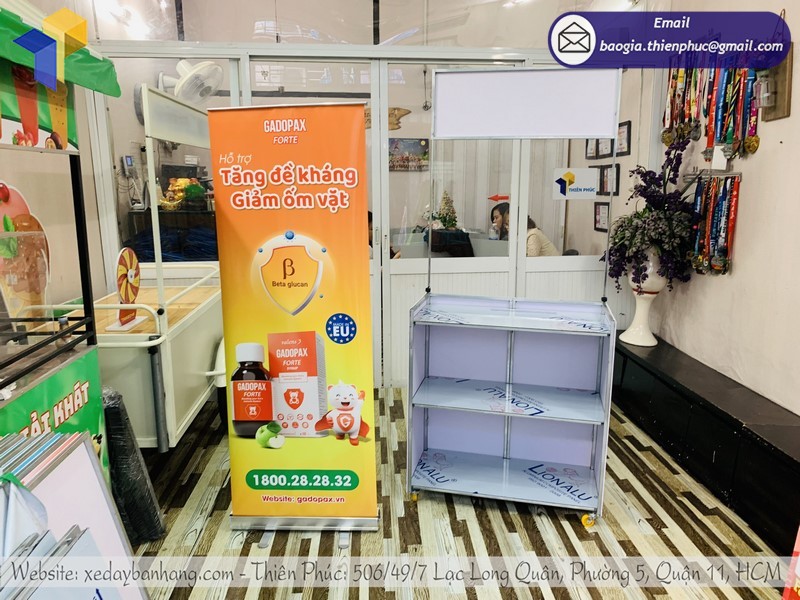 booth sắt quảng cáo có bánh xe rẻ