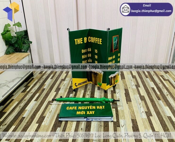 Đặt xe cafe đá mini trên lề đường gấp gọn có dù che khu công nghiệp cực kỳ tiện lợi