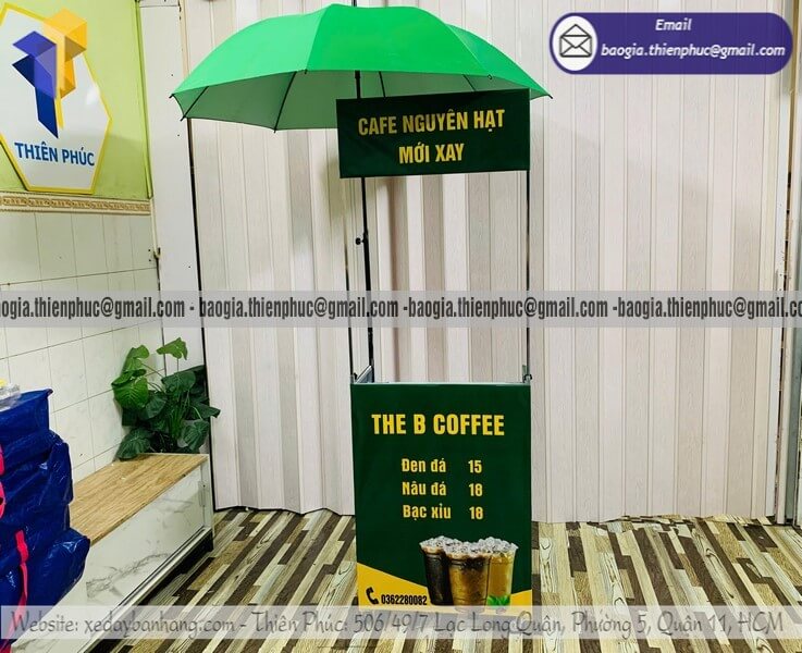 Đặt xe cafe đá mini trên lề đường gấp gọn có dù che
