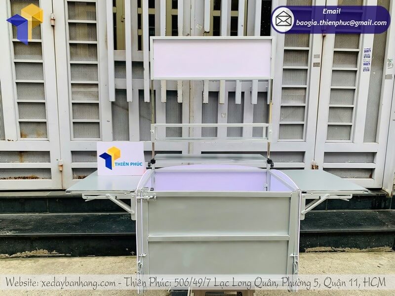 Khởi nghiệp bán cafe với thùng gắn sau xe có dù