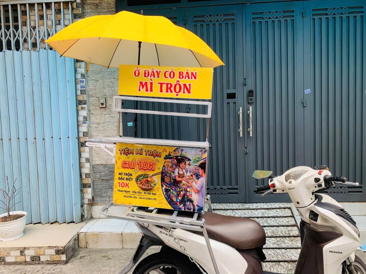 Mua thùng xếp bán mì trộn di động lắp gắn xe máy