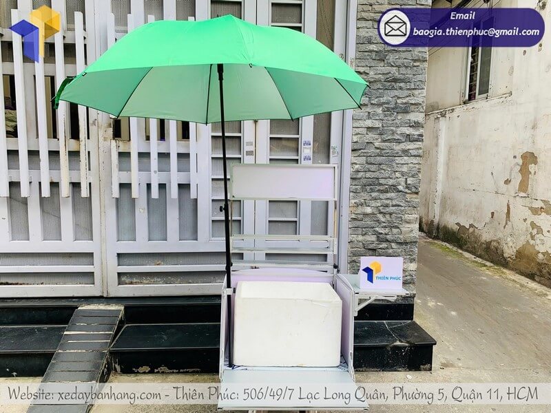 Thùng bán trà chanh xe máy kèm dù có in logo thương hiệu nổi bật