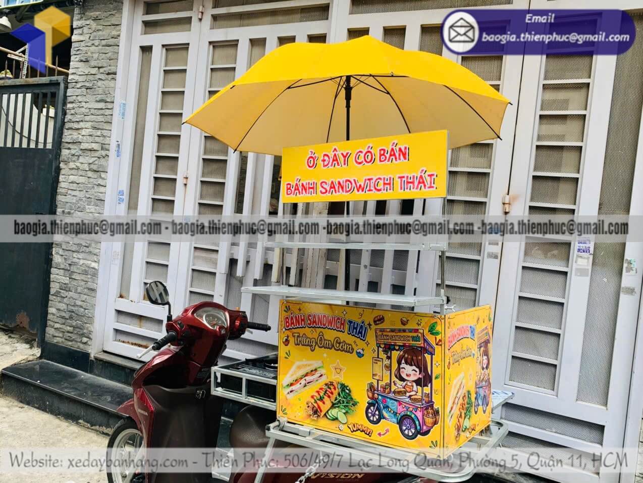 Xưởng sản xuất thùng xếp bán bánh gấp gọn gắn xe máy có bảng hiệu để quảng bá thương hiệu